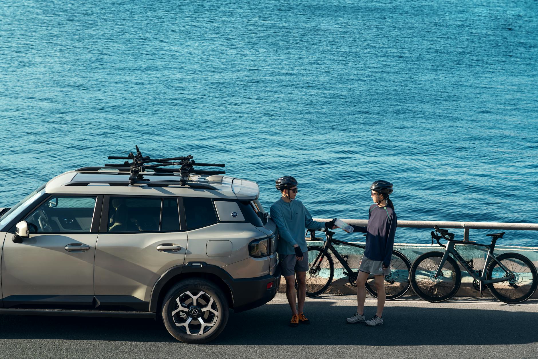 Renault Austral – czy nowy SUV ma szansę zagrozić liderom segmentu i czym się wyróżnia SUV nad błękitnym oceanem z rowerzystami przygotowującymi się do wyprawy