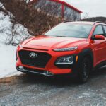 Czerwony SUV na śniegu jako ilustracja poradnika o używanym Lexusie NX