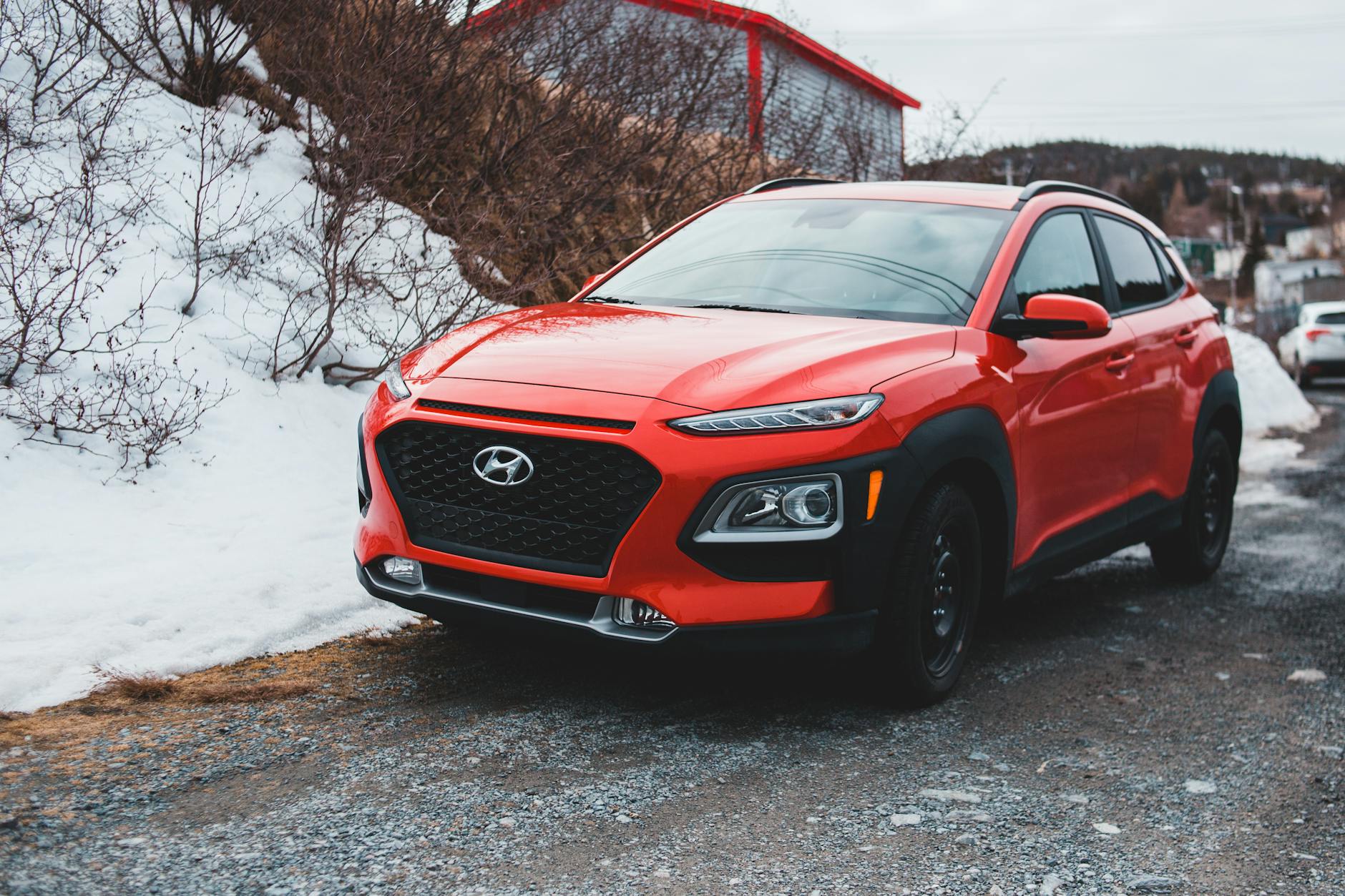 Czerwony SUV na śniegu jako ilustracja poradnika o używanym Lexusie NX