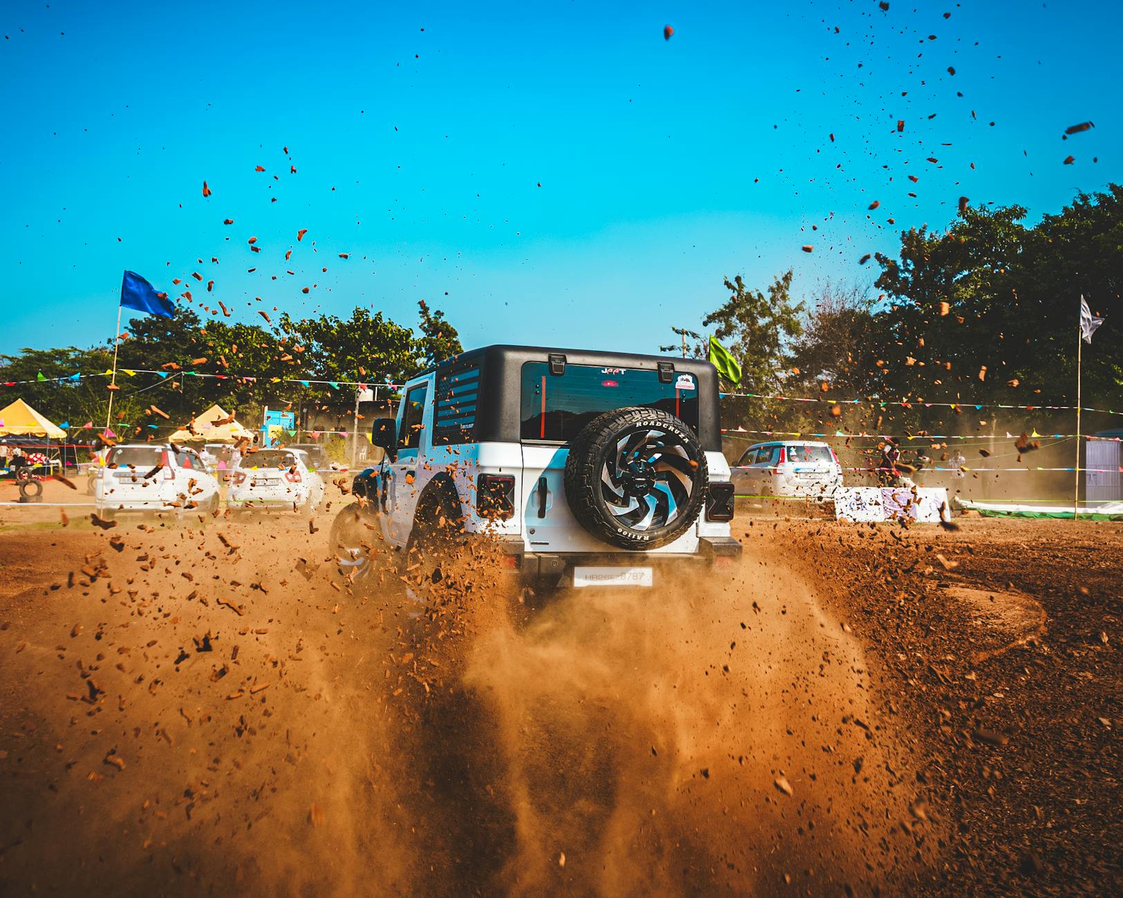 Jeep SUV jadący po zakurzonej, terenowej drodze podczas off-roadu