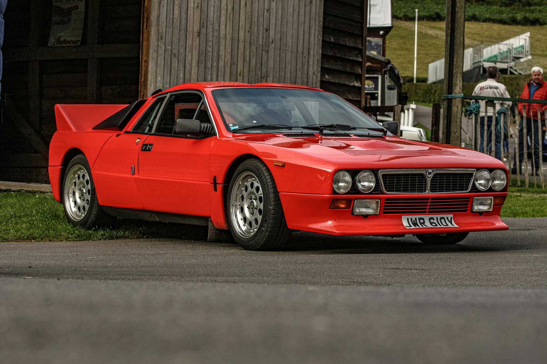 Klasyczne czerwone coupe Lancia Abarth zaparkowane na zewnątrz