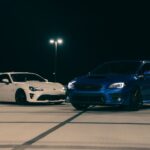 Który silnik w Hyundaiu i30 wybrać – 1.4, 1.6 CRDi czy 1.5 T-GDI do jazdy miejskiej i w trasy Biały i niebieski sportowy Hyundai zaparkowane nocą na dachu parkingu