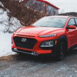 Jeep Renegade na co dzień czy to dobry pierwszy samochód z terenowym rodowodem Czerwony SUV Hyundai zaparkowany na śniegu na tle zimowego krajobrazu