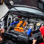 Ludzie oglądają silnik Lamborghini Aventador na zlocie motoryzacyjnym