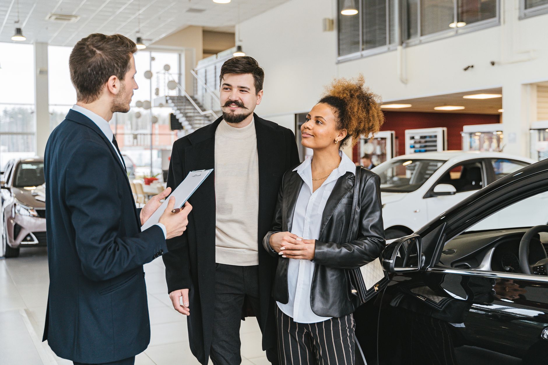 Para negocjuje zakup Rolls-Royce’a z doradcą w salonie premium