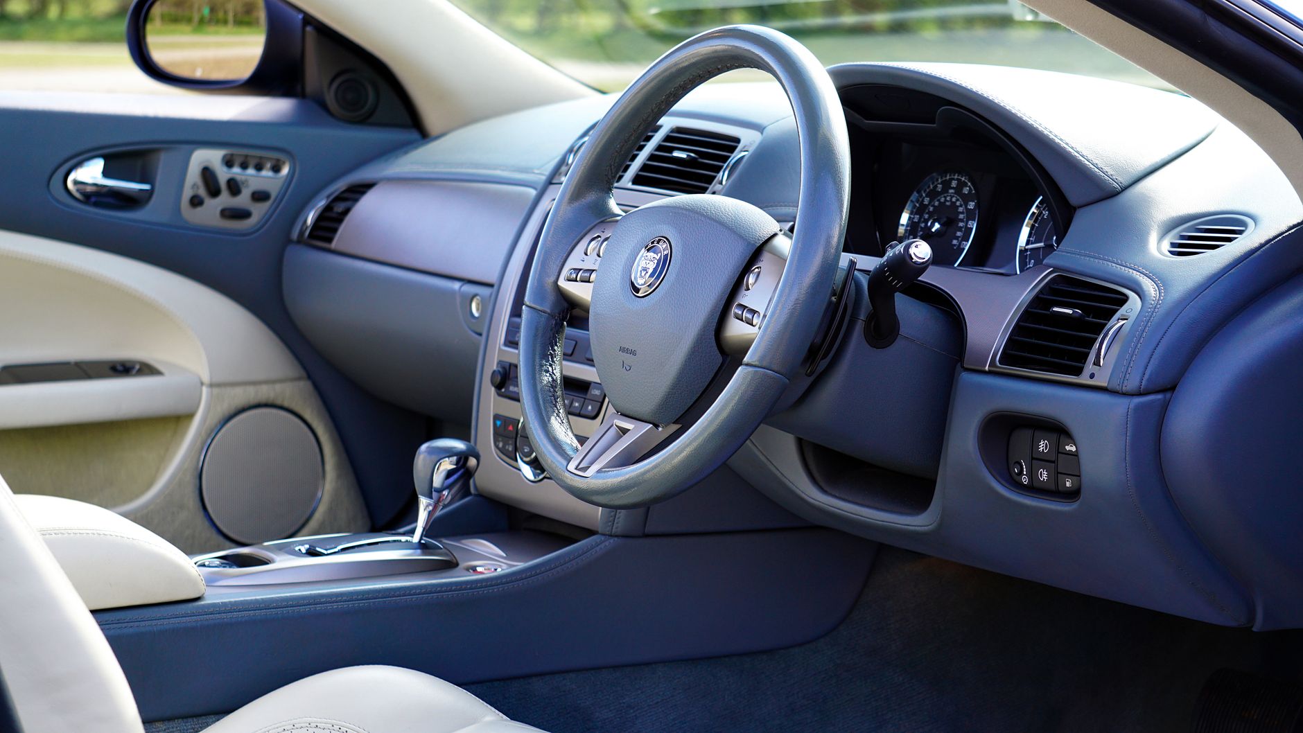 Luksowne wnętrze Rolls‑Royce’a z kierownicą i elegancką deską rozdzielczą