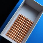 Widok z góry na ułożone baterie w pudełku na niebieskim tle