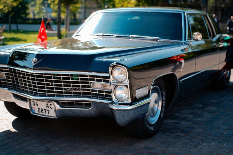 Historia marki Cadillac od pierwszych V8 po współczesne super-SUV-y