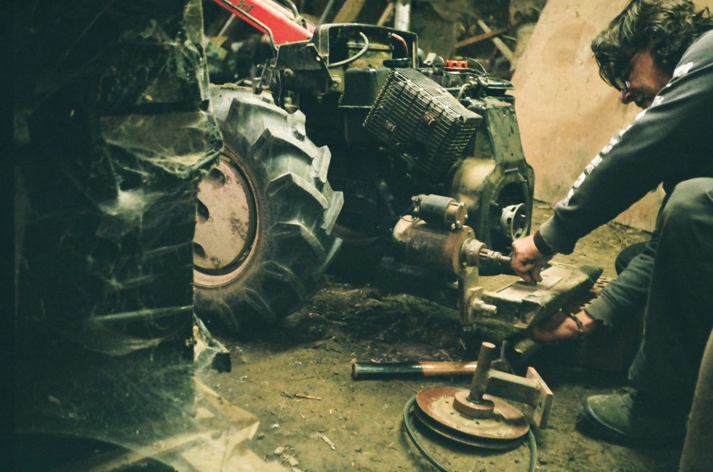 Mechanik pracujący przy silniku ciągnika w