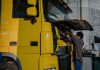 Hyundai 1.6 CRDi – awarie DPF, turbiny i wtryskiwaczy: objawy oraz koszty napraw Mechanik pracujący przy silniku ciężarówki w warsztacie samochodowym